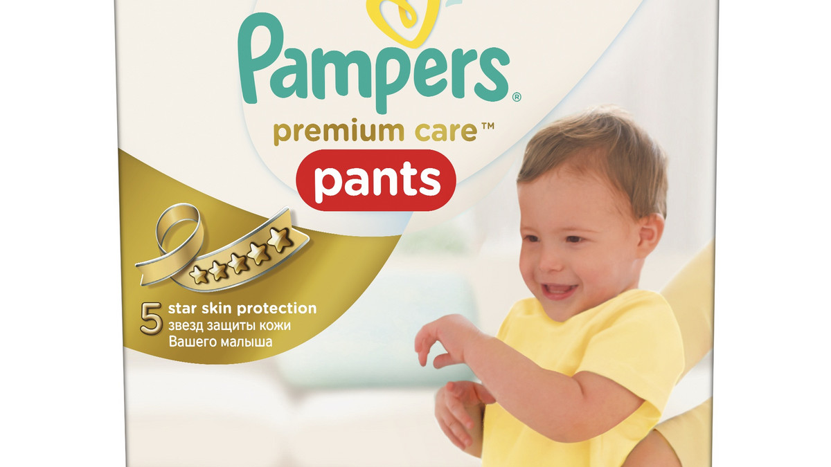 zakładanie pieluchomajtek pampers