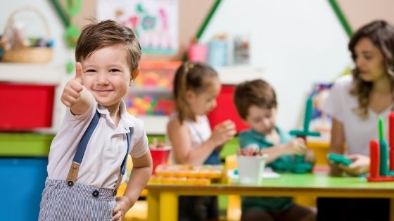 przebieranie pieluchy na podlodze w przedszkolu