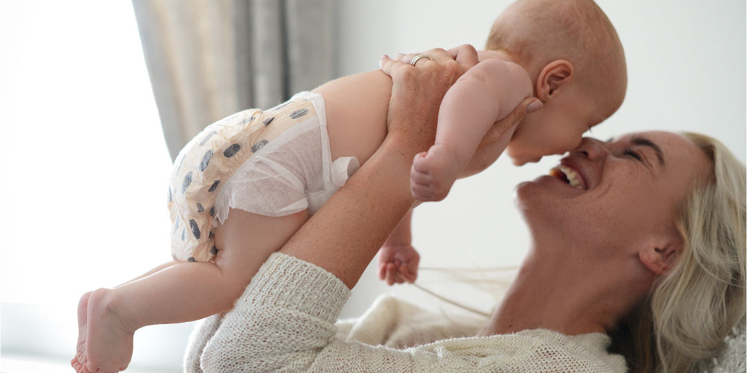 baby ubierają pieluchy