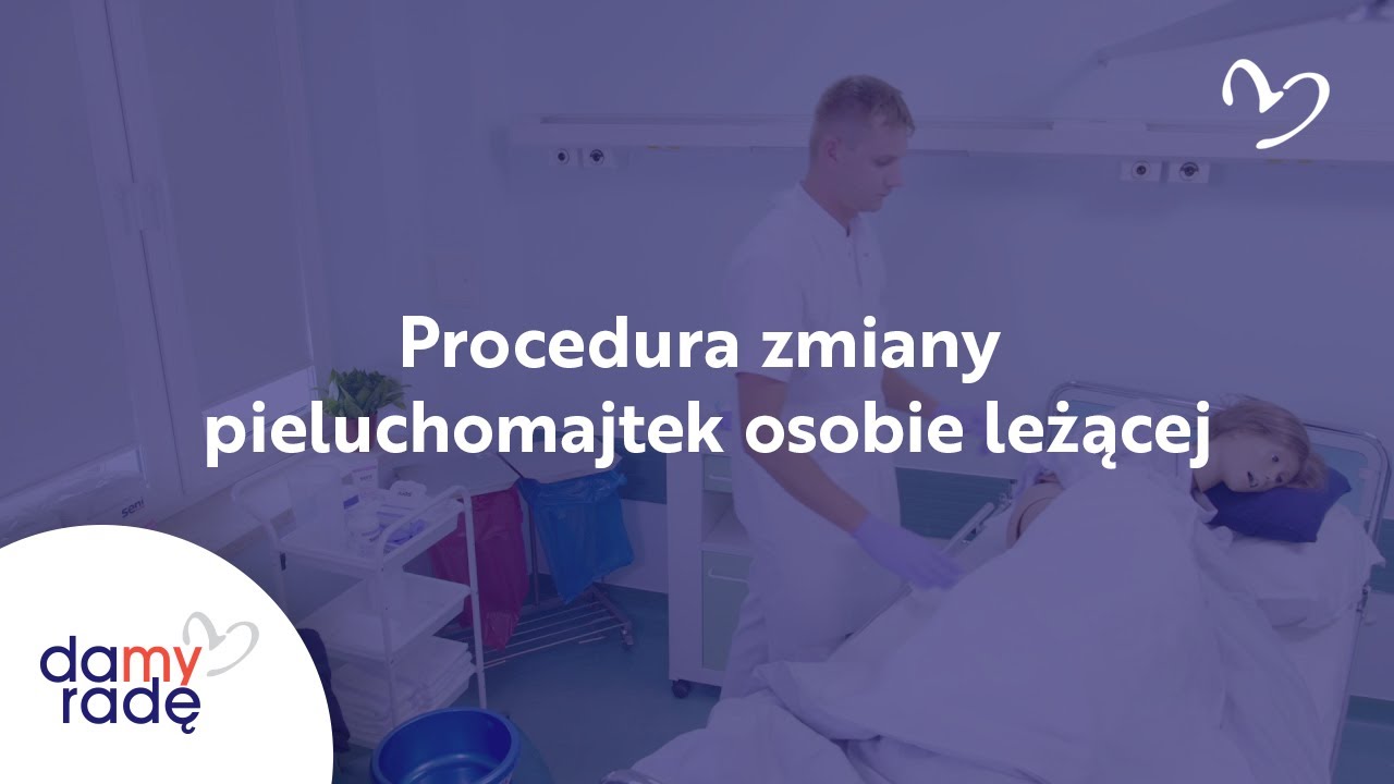 opiekun medyczny wymiana pieluchy u pacjenta zabrudzonego